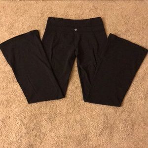 Lulumeon Black flare leggings size 4, length ~29”
